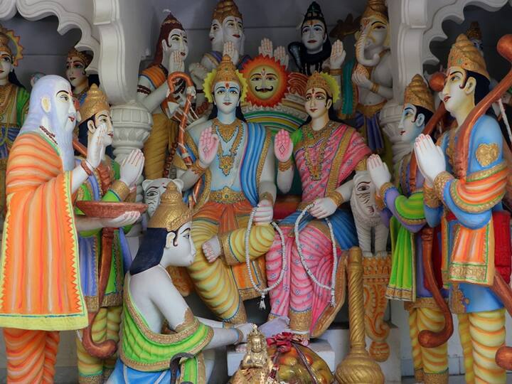वहीं इस मंदिर में त्रिजटा, शबरी, कैकयी, मंथरा और सूर्पणखा की मूर्तियां स्थापित हैं और पास में अहिल्या, मन्दोदरी, कुन्ती, द्रौपदी और तारा की भी मूर्तियां लगाई गई है.