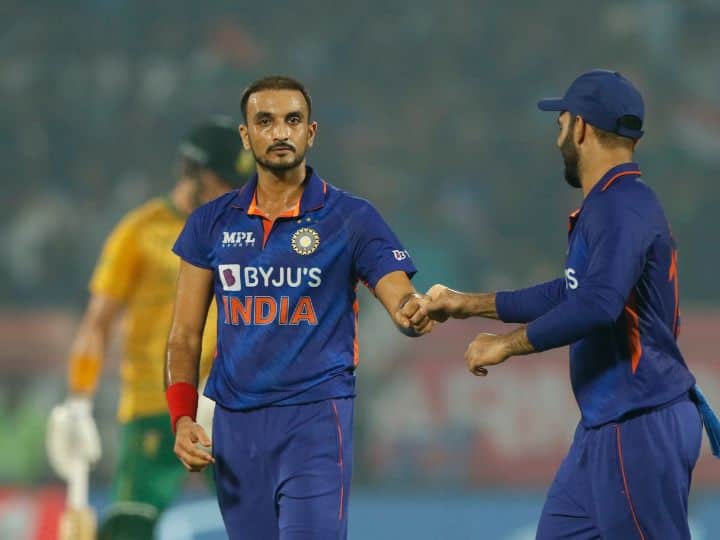 सामन्यात युजवेंद्र चहलने 4 षटकात 20 धावा देत महत्त्वाच्या 3 विकेट्स घेतल्याने त्याला सामनावीराचा पुरस्कार मिळाला.