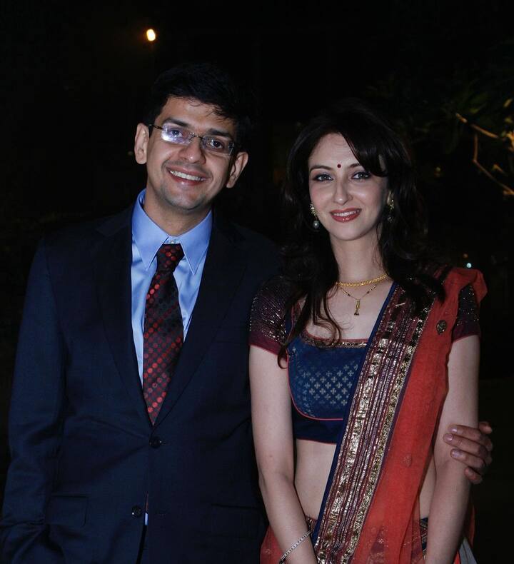 ‘भाबी जी घर पर हैं’ की अनीता भाभी यानी सौम्या टंडन (Saumya Tandon) भी महंगी एक्ट्रेसेस में से एक हैं. उन्होंने बिजनेसमैन सौरभ देवेंद्र के साथ शादी की है. रिपोर्ट्स के मुताबिक, एक शो के सौम्या 50 से 60 हजार रुपये चार्ज करती हैं.