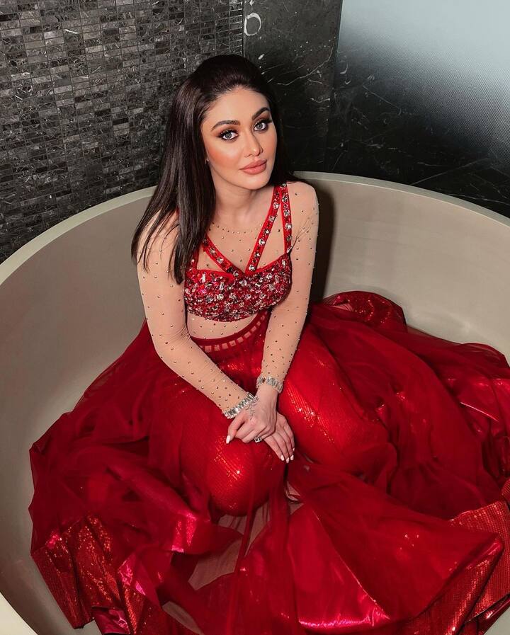 अर्थात अभिनयाच्या बळावर ती विशेष चमत्कार दाखवू शकली नसली तरी तिने आपल्या सौंदर्याने सर्वांचे लक्ष वेधून घेतले आहे.(photo:shefalijariwala/ig)