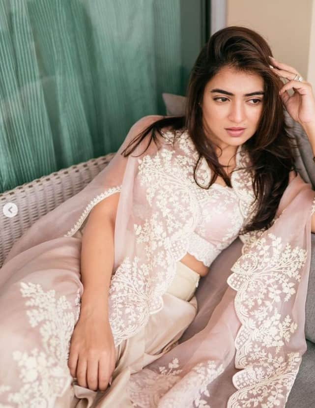 உன் முக தசைகளில் எங்கே வெட்கம் உள்ளதென்று நீ பேசும் நேரம் எல்லாம் நானும் தேடி பார்ப்பேன்