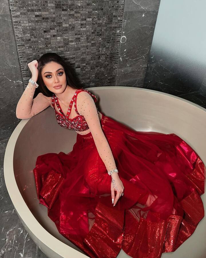 आता पुन्हा एकदा शेफालीने तिच्या लेटेस्ट फोटोशूटची एक झलक शेअर करून चाहत्यांच्या हृदयाचे ठोके वाढवले ​​आहेत. येथे ती बाथटबमध्ये दिसत आहे.(photo:shefalijariwala/ig)