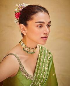 Bollywood Actress Rose Look: बालों में लाल गुलाब लगाए हसीन लगती हैं ये हसीनाएं, देखें बॉलीवुड क्वींस का नूरानी लुक