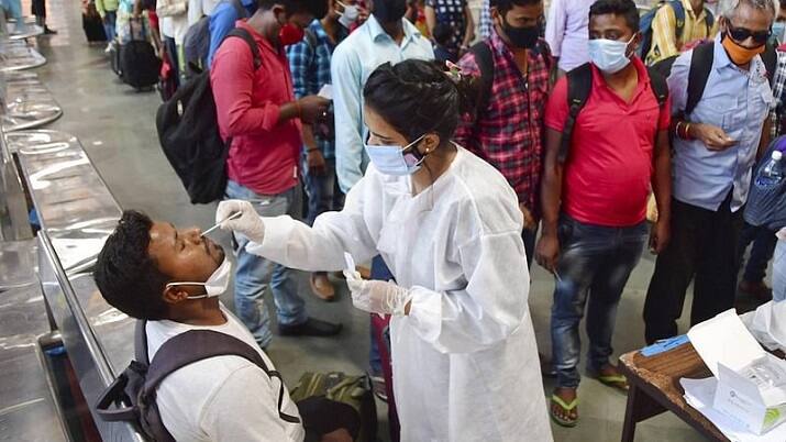 Coronavirus Cases drop today 6594 cases found lower than yesterday india covid positivity rate drops Coronavirus : दिलासादायक! कोरोना रुग्णांमध्ये मोठी घट, सक्रिय रुग्णांची संख्या 50 हजारांवर