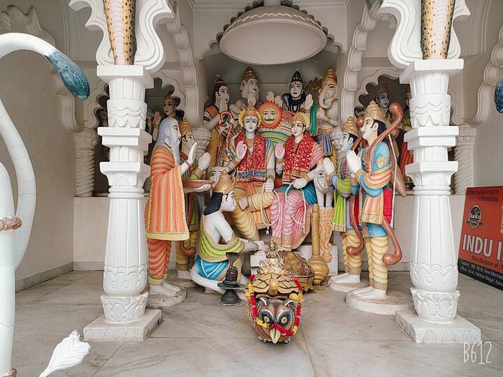 आपको जानकर हैरानी होगी कि इस मंदिर में किसी भी तरह का चढ़ावा चढाना मना है. इसलिए यहां कोई दानपेटी भी नहीं लगाई गई. कहते है मंदिर में चढ़ावे की जगह अगर श्रद्धालु 108 बार राम लिख दें तो उसकी हर मनोकामना पूरी हो जाएगी.