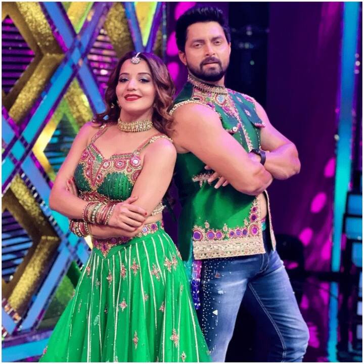 सलमान खान के शो 'बिग बॉस' में दर्शकों ने एक और जोड़े को शादी के बंधन में बंधते हुए देखा था. ये जोड़ी अब भी साथ है और ये जोड़ी है भोजपुरी अभिनेता विक्रांत सिंह राजपूत और उनकी गर्लफ्रेंड मोनालिसा की है. मोनालिसा टीवी रियलिटी शो ‘बिग बॉस’ के सीजन-10 में एक प्रतिभागी के तौर पर आईं थी. विक्रांत उन्हें शादी के लिए प्रपोज़ करना चाहते थे और इसीलिए, उन्हें इस शो में एंट्री दी गई. जब विक्रांत के साथ मोनालिसा ने शादी के लिए हामी भरी, तो बेहद ही शानदार तरीके से इस शो के सेट पर उनकी शादी कराई गई.