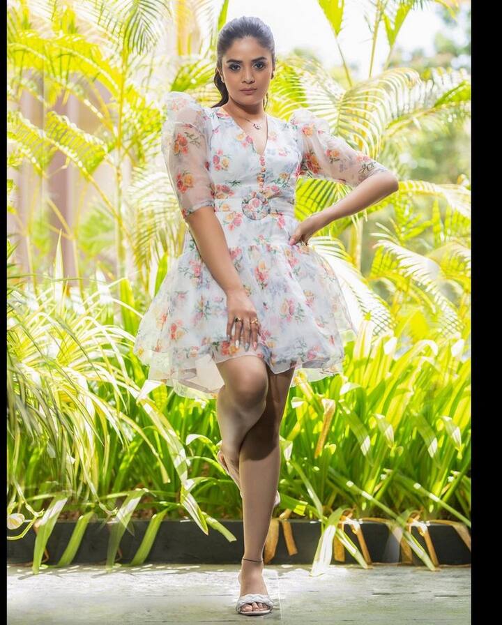ఈ ఫొటోల్లో ఆమె క్యూట్ లుక్స్ కి ఆడియన్స్ ఫిదా అవుతున్నారు. (Photo Courtesy: Sreemukhi Instagram)