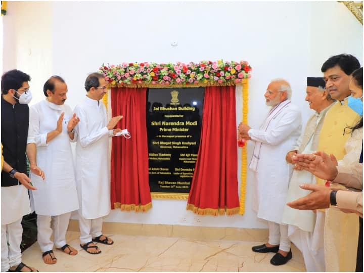 PM Narendra Modi inaugurated Gallery of Revolutionaries at Raj Bhawan in Mumbai PM Modi Maharashtra Visit: पीएम मोदी पुणे से पहुंचे मुंबई, राजभवन में क्रांतिकारियों की गैलरी का किया उद्घाटन