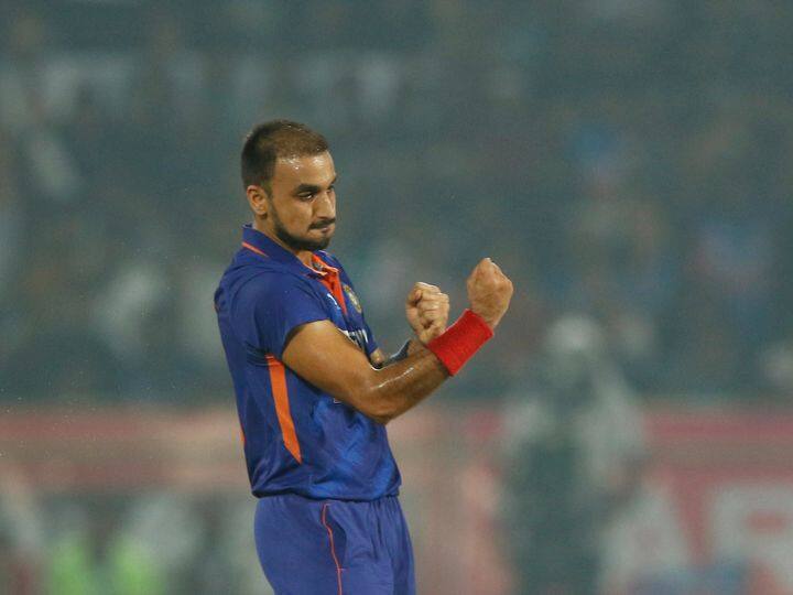 अक्षर पटेल, हर्षल पटेलसह चहलने सुरुवातीपासून उत्तम गोलंदाजी करत दक्षिण आफ्रिकेला धावसंख्या वाढवू दिली नाहीच उलट एका मागोमाग एक गडी देखील बाद केले.