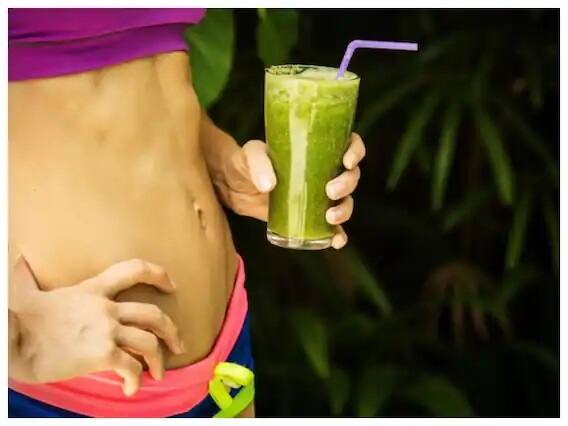 જો તમે પણ પરસેવો પાડ્યા વગર તમારા વધતા વજનને કંટ્રોલ કરવા માંગો છો તો આ પીણાં તમારા માટે છે. હા, આ દેશી ડ્રિંક્સ દ્વારા તમે 15 દિવસમાં તમારું વજન નિયંત્રિત કરી શકો છો. તેને બનાવવું ખૂબ જ સરળ છે તેમજ તેમાં મૂકવામાં આવેલી તમામ સામગ્રી તમારા રસોડામાંથી મળી જશે. જાણીએ આ દેશી પીણીના ફાયદા...