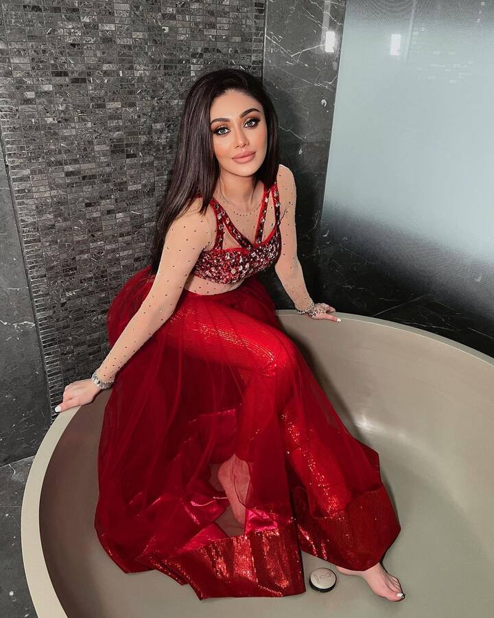 तिचा लुक फ्लॉंट करत शेफालीने गोल बाथटबमध्ये एकामागून एक अनेक पोज दिल्या आहेत. यासोबत हॅशटॅग वापरून 'नो मंडे ब्लूज' असे लिहिले आहे.(photo:shefalijariwala/ig)