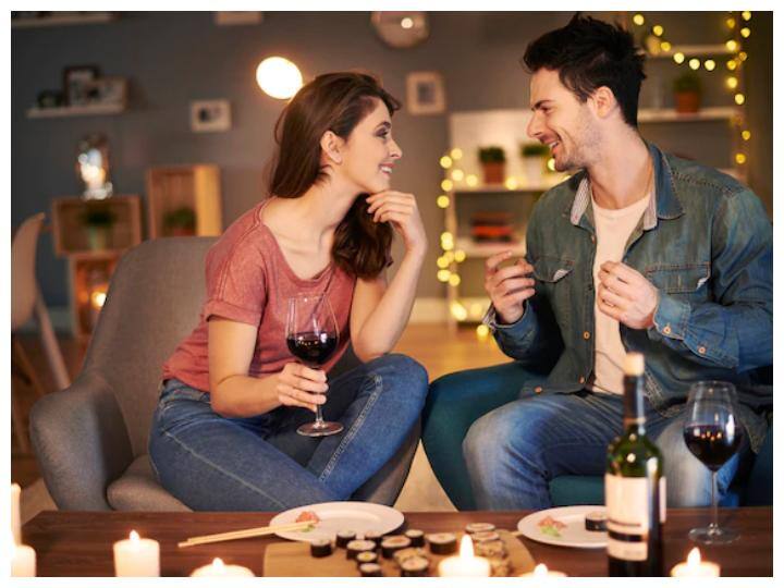 इंटरेस्ट: अगर डेट के दौरान सामने वाला आपको पसंद नहीं कर रहा है तो वो वहां से बहाना बनाकर जाने की कोशिश करेगा और अगर वह डेट को खुशी खुशी एन्जॉय करते हुए पूरी डेट को पूरा करता है तो यानि वह आप में दिलचस्पी ले रहा है.