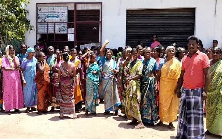 Women To shut the Tasmac store near Paapirettipatti பாப்பிரெட்டிப்பட்டி : டாஸ்மாக் கடையை அகற்ற கோரி பெண்கள் முற்றுகை போராட்டம்.. விழிபிதுங்கி நின்ற மதுப்பிரியர்கள்..