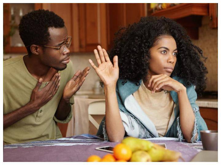 आपके लिए वक्त न होना: अगर आप इस बात को नोटिस कर रहे हैं कि वह अब आपको पहले जैसा समय नहीं दे रहे हैं और तो और बहाने बनाने की कोशिश कर रहे हैं कि वह किसी काम में व्यस्त हैं तो आपको समझ जाना चाहिए कि किसी तीसरे ने उनकी लाइफ में एंटी ले ली है.