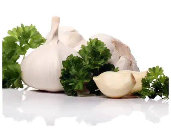 લસણ: લસણમાં એલિસિન હોય છે, જે સલ્ફર ધરાવતું સંયોજન કુલ અને એલડીએલ કોલેસ્ટ્રોલને ઓછું કરવા માટે જાણીતું છે. કુદરતી રીતે કોલેસ્ટ્રોલ ઓછું કરવા માટે લસણની કળી ખાલી પેટે ચાવી જાવ અથવા સૂતી વખતે આ ખાઇ શકો છો.