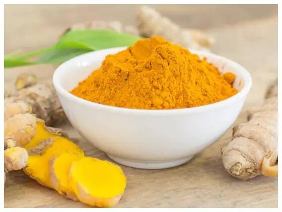 હળદર: હળદર ધમનીઓની દીવાલો પર જમા થયેલ કોલેસ્ટ્રોલને ઘટાડવામાં મદદ કરે છે. તમે ભોજનમાં હળદર ઉમેરી શકો છો અથવા સૂતા પહેલા હળદરનું દૂધ પી શકો છો.