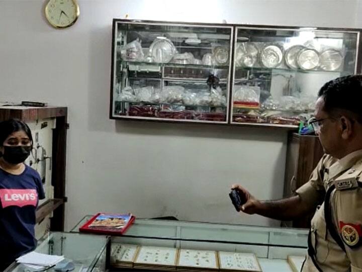 Daylight robbery incident in Noida, miscreants ran away with gold worth lakhs from jewelery shop ann Noida Crime News: नोएडा में दिनदहाड़े हुई लूट, ज्वेलरी शॉप से लाखों का सोना लेकर भागे बदमाश