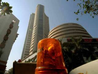 Sensex falls 153 points Nifty ends 42 points lower at 15732 amid volatility Stock market: கடந்த 10 மாதங்களில் இல்லாத அளவுக்கு பங்குவர்த்தகம் சரிவு! சென்செக்ஸ் 153 புள்ளிகள் வீழ்ச்சி!