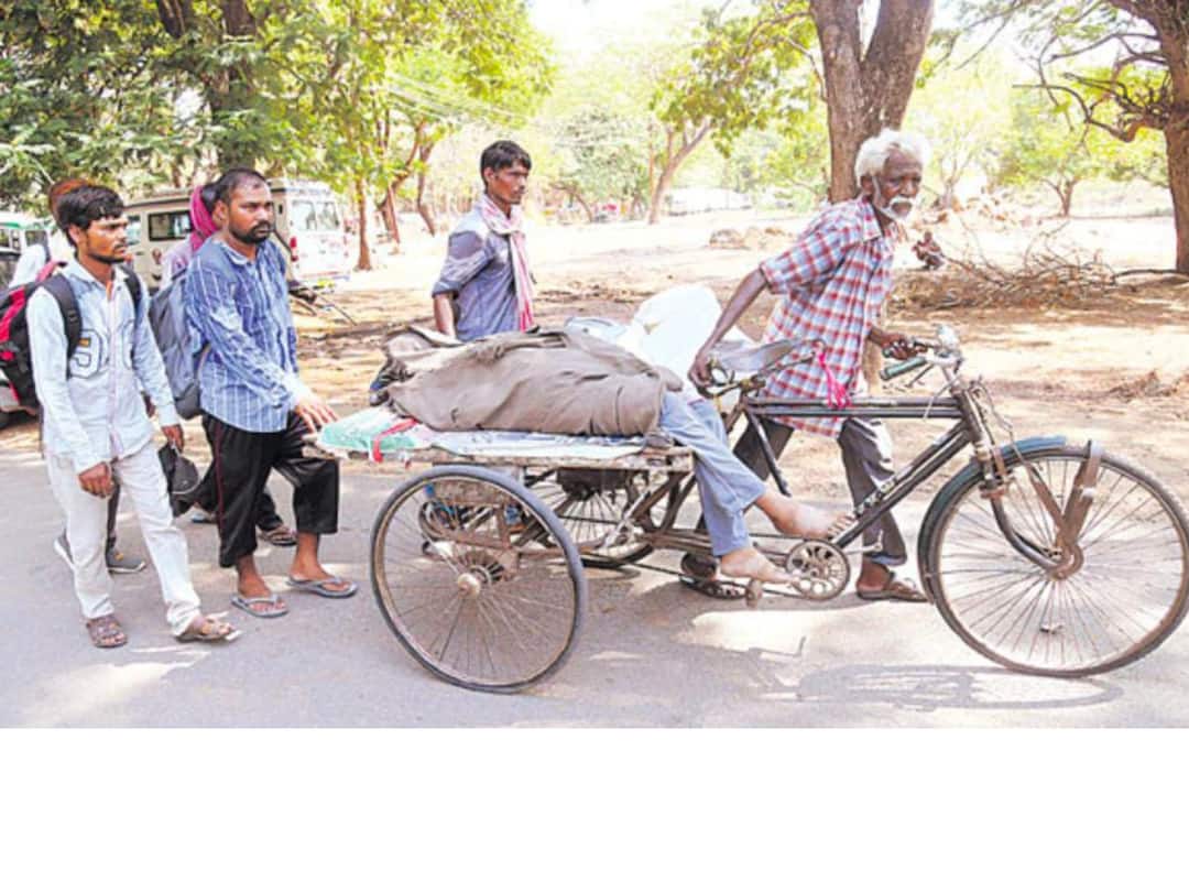 Four friends move a friend's dead body in a rickshaw In Khammam District Khammam News: రిక్షాలో స్నేహితుడి డెడ్‌బాడీ- కన్నీళ్లతో ఆ నలుగురు- హృదయాన్ని మెలిపెట్టే సన్నివేశం