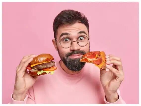 કોલેસ્ટ્રોલ એક પ્રકારની ચરબી છે જે લોહીમાં હોય છે. જેના કારણે હ્રદય રોગની સમસ્યા પણ થઈ શકે છે. વધારે વજન, પૂરતી કસરત ન કરવી, ચરબીયુક્ત ખોરાક ખાવા, ખરાબ જીવનશૈલી અને ધૂમ્રપાન કે આલ્કોહોલ પીવાથી હાઈ કોલેસ્ટ્રોલ થાય છે. આ કુદરતી રીતે કોલેસ્ટ્રોલ કેવી રીતે ઘટાડવું..