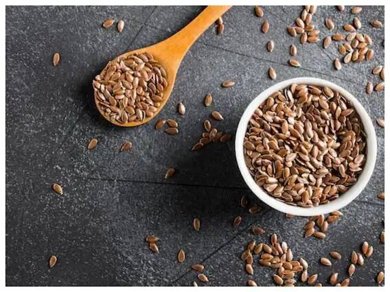 ફ્લેક્સસીડ્સ: ફ્લેક્સસીડ્સમાં આલ્ફા-લિનોલેનિક એસિડ હોય છે, એક આવશ્યક ઓમેગા.3 ફેટી એસિડ જે એલડીએલ કોલેસ્ટ્રોલ તેમજ ટ્રાઇગ્લિસેરાઇડનું સ્તર ઓછું કરવામાં મદદ કરે છે. આ માટે, એક ગ્લાસ ગરમ પાણી અથવા દૂધમાં એક ચમચી ફ્લેક્સસીડ પાવડર ઉમેરો અને તેને સારી રીતે મિક્સ કરો. પછી તરત જ પી લો.