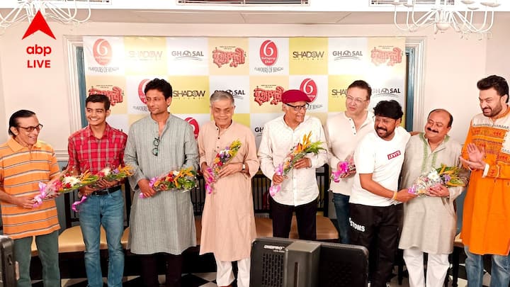 সাংবাদিক সম্মেলনে সন্দীপ রায় নিজের মুখে বলেন, 'যখন বেণু (সব্যসাচী চক্রবর্তী) ফেলুদা হিসেবে অভিনয় করছেন, তখনই প্রথম ইন্দ্রনীল আমার সঙ্গে দেখা করতে এসেছিল। স্ত্রীকে আমার বাড়ির সিঁড়িতে বসিয়ে রেখে আমার সঙ্গে দেখা করেছিল ও। কেবল বলেছিল, পরের বার ফেলুদা হলে আমার কথা ভাববেন।'