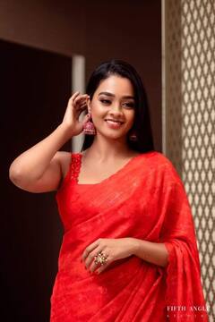 Actress Gayathrie: நடிகை காயத்ரியின் கலக்கல் போட்டோஸ்!