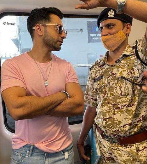 मंगलवार को अनिल कपूर, वरुण और कियारा ने प्रमोशन के लिए मुंबई मेट्रो फिल्म की सवारी की. सवारी से उनकी कई तस्वीरें और वीडियो ऑनलाइन साझा किए गए थे.