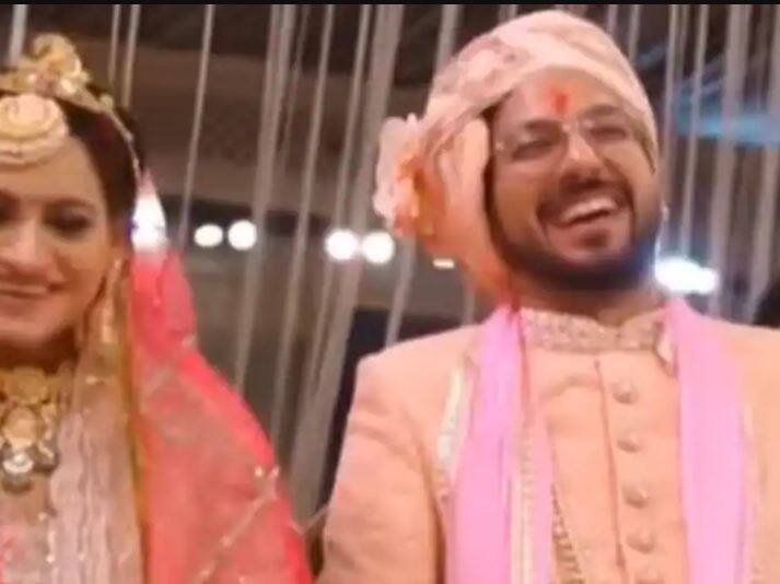 Watch: Pandit asked the groom- How many words do you remember? You will burst out laughing after hearing the answer. Watch: ਪੰਡਿਤ ਨੇ ਲਾੜੇ ਨੂੰ ਪੁੱਛਿਆ- ਤਹਾਨੂੰ ਕਿੰਨੇ ਵਚਨ ਯਾਦ ਹਨ? ਜਵਾਬ ਸੁਣ ਕੇ ਹੱਸ-ਹੱਸ ਕਮਲੇ ਹੋ ਜਾਵੋਗੇ