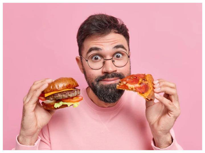 कोलेस्ट्रॉल एक तरह का फैट है जो ब्लड में मौजूद होता है. इस कारण हृदय रोग की समस्या भी हो सकती है. ज्यादा वजन होना, पर्याप्ते व्यायाम न करना, फैट वाला खाना खाना, खराब लाइफस्टाइल और स्मोकिंग या शराब पीने से हाई कोलेस्ट्रॉल होता है. जानें इन नैचुरल तरीके से कैसे कम करें कोलेस्ट्रॉल.