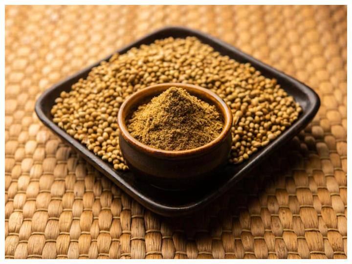 धनिया के बीज: धनिया हाई लेवल के एंटीऑक्सिडेंट से भरा हुआ है, जो कोलेस्ट्रॉल के लेवल को कम करने में मदद करता है. एक चम्मच धनिये के बीज को पानी में करीब दो मिनट तक उबालें और फिर छानकर पीएं.