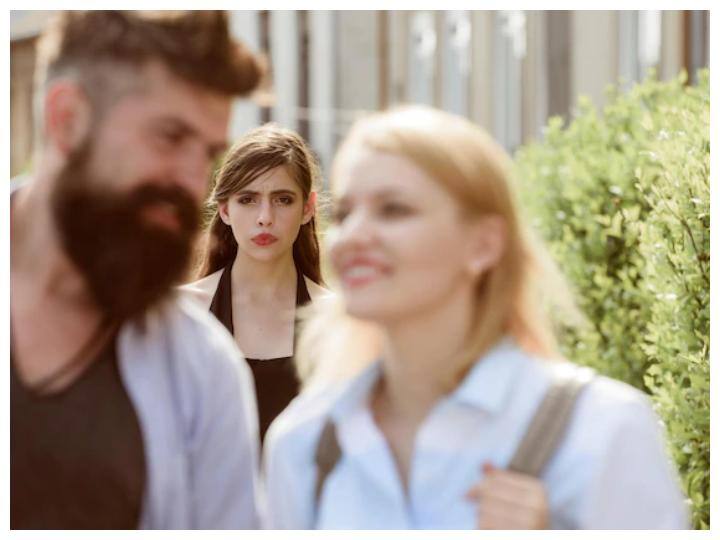 छोटी छोटी बातें भूल जाना: आपका पाटर्नर आप दोनों के रिश्तों के बीच की खास बातें जैसे बर्थडे और एनिवर्सरी के दिन तक के खास मौकों को भूल जाए तो आप समझ सकते हैं कि उनके लिए अब कोई और मायने रखने लगा है.