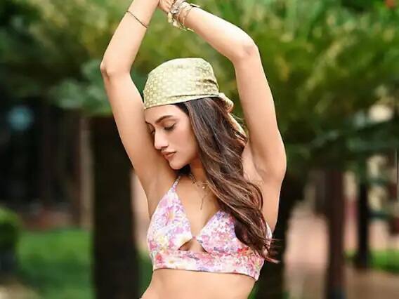 ઓરેન્જ ટ્રાઉઝર અને પ્રિન્ટેટ બ્રાલેટમાં નુસરત જહાંએ પોતાના આ લૂકથી તાપમાન વધારી દીધી છે. નુસરત જહાંનો આ લેટેસ્ટ લૂક ફેન્સને ખુબ પસંદ આવી રહ્યો છે. તસવીર શેર કરતાં નુસરત જહાં લખ્યું- Hello Summer
