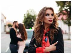 Relationship Tips: आपके रिश्ते में आ गया है कोई तीसरा, इन हरकतों से लगा सकते हैं पता