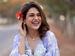 Shraddha Das Photos: పూల టాప్, చెవిలో పువ్వు , గుండెల్లో గిటార్ మోగిస్తోన్న శ్రద్ధాదాస్