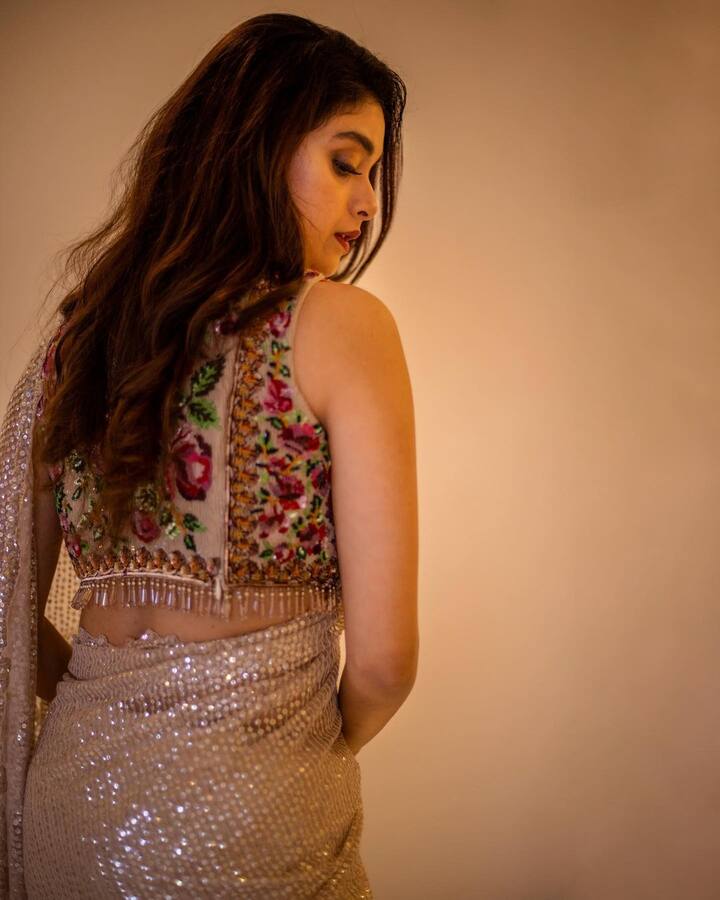 తెలుగు, తమిళ ఇండస్ట్రీలలో టాప్ హీరోయిన్ గా మారింది. -Image credit: Keerthy Suresh/Instagram