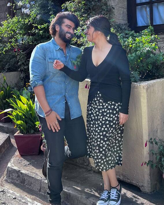 The Lady Killer: शूटिंग के दौरान एक दूसरे की आंखों में खोए अर्जुन कपूर और भूमि पेडनेकर, 'द लेडी किलर' के सेट से सामने आई ये फोटोज