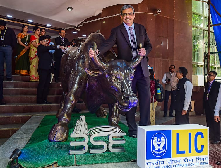 LIC IPO LIC Share Recovers From Low Level, LIC Shares Trading  At 2.5% Up LIC Share Price: एलआईसी के शेयर में गिरावट पर लगी ब्रेक, निचले स्तरों से आई रिकवरी