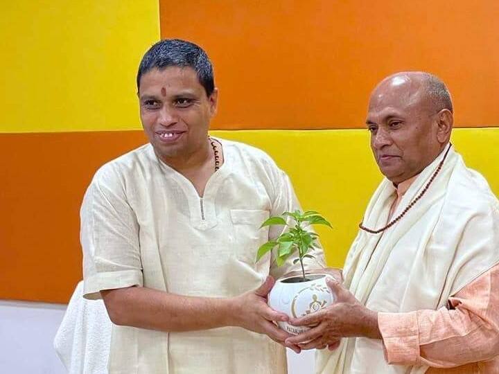 पतंजलि योग पीठ पहुंचने पर आचार्य बालकृष्‍ण ने केंद्रीय मंत्री का स्‍वागत किया, इसके बाद उन्‍हें परिसर का भ्रमण कराया.