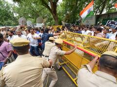 कांग्रेस मुख्यालय पर पार्टी कार्यकर्ताओं और पुलिस में टकराव, देखें तस्वीरें