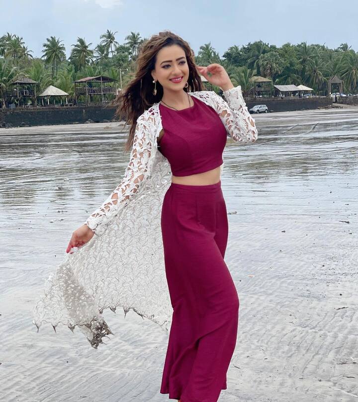 तिचे अनेक फोटो व्हायरल होत असतात. चाहते तिच्या फोटोंवर लाईक्स आणि कमेंट्सचा वर्षाव करत असतात.(photo:/madalsasharma/ig)