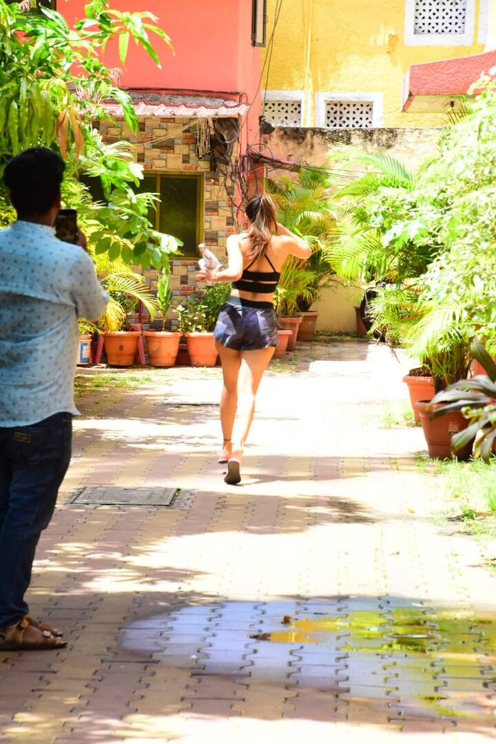 ब्लैक ब्रालेट टॉप के साथ ब्लू शॉर्ट निक्कर्स पहने हुए एक्ट्रेस बेहद प्यारी लग रहीं थी.