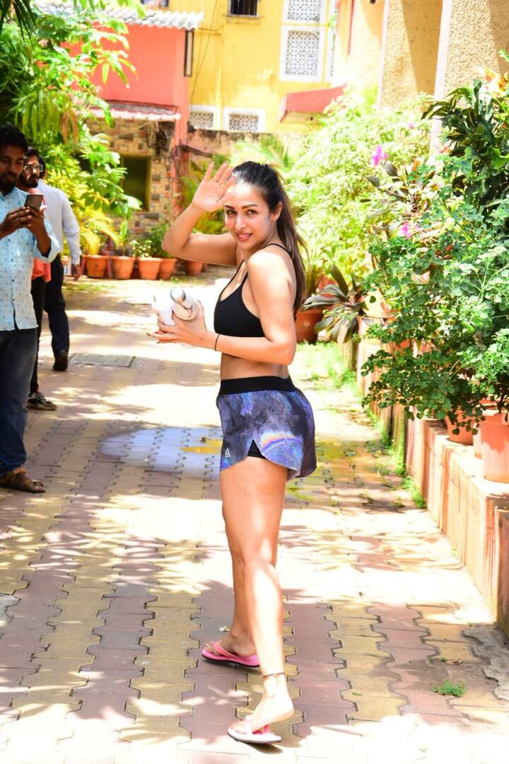 मलाइका अरोड़ा के लुक में हर बार एक सिंपल टच देखने को मिलता है जो उनके बोल्ड लुक को भी हसीन बना डालता है.
