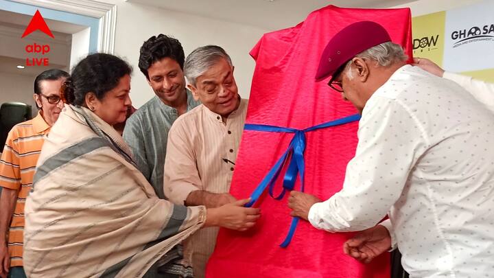 লাল কাপড়ে মোড়া রহস্য। নীল রিবনে একসঙ্গেই টান দিলেন সন্দীপ রায়, ললিতা রায় আর পরাণ বন্দ্যোপাধ্যায়। পাশে দাঁড়িয়ে হাততালিতে ফেটে পড়ল টিম ফেলুদা। মুক্তি পেল প্রথম পোস্টার। 'হত্যাপুরী'