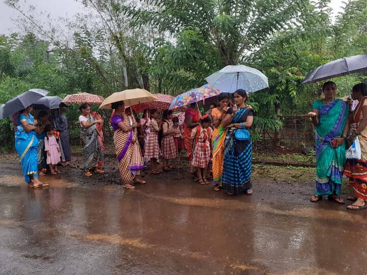 राज्यातील अनेक शाळांमध्ये फुलं आणि फुग्यांच्या सजावटीने तसंच लेझीम, ढोलताशांच्या गजरात विद्यार्थ्यांचं स्वागत करण्यात आलं.