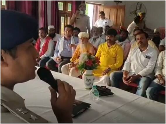Gonda: जुमे की नमाज से पहले धर्मगुरुओं संग पुलिस की बैठक, माहौल बिगाड़ने वालों को किया गया आगाह Gonda: जुमे की नमाज से पहले धर्मगुरुओं संग पुलिस की बैठक, माहौल बिगाड़ने वालों को किया गया आगाह