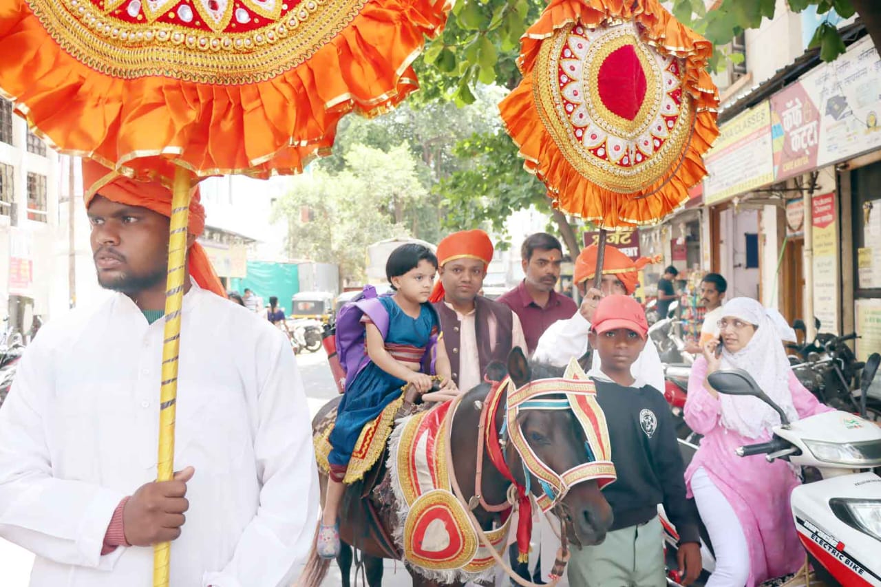 School First Day:  पुणेकरांचा नाद नाय! हातात बॅग, बाजूला अब्दागिरी अन् लाडक्या लेकीनं केला थेट घोड्यावरुन शाळेत प्रवेश