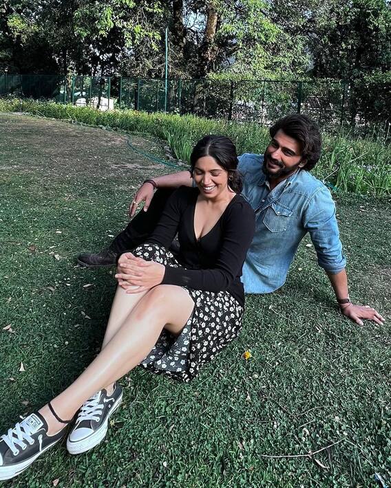 The Lady Killer: शूटिंग के दौरान एक दूसरे की आंखों में खोए अर्जुन कपूर और भूमि पेडनेकर, 'द लेडी किलर' के सेट से सामने आई ये फोटोज
