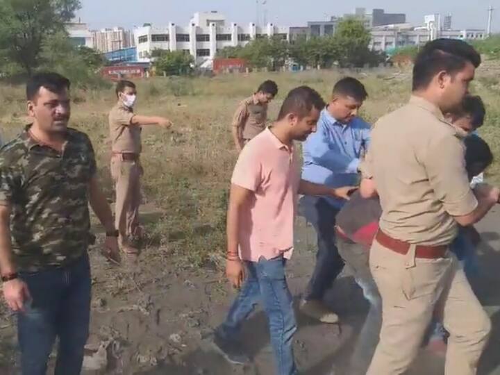 Up news encounter between police and cow smugglers in Noida, 2 miscreants were shot in leg, 4 absconding ann Noida News: नोएडा में पुलिस और गो-तस्करों के बीच मुठभेड़, दो बदमाशों के पैर में लगी गोली, चार फरार