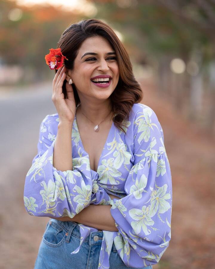 ‘ఏక్ మినీ కథ’ తర్వాత బ్రేక్ తీసుకున్న శ్రద్ధాదాస్ ప్రస్తుతం రెండు తెలుగు మూవీస్ లో నటిస్తోంది...ఆ సెట్స్ లో బిజీగా ఉన్న ఫొటోస్ షేర్ చేసింది...